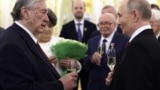 Александр Проханов и Владимир Путин на церемонии вручения государственных наград в Кремле, 12 июня 2025 года