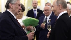 Александр Проханов и Владимир Путин на церемонии вручения государственных наград в Кремле, 12 июня 2025 года