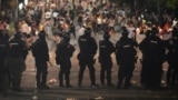 Pripadnici Žandarmerije čuvaju ulicu tokom antivladinog protesta u blizini prostorija Srpske napredne stranke u Beogradu, Srbija, 14. avgusta 2025.