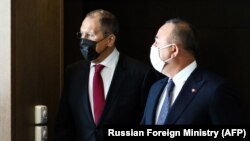 Главы МИД России и Турции - Сергей Лавров (слева) и Мевлют Чавушоглу