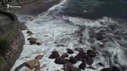 Волны накрыли ялтинскую набережную (видео)