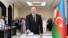 Presidenti i Azerbajxhanit, Ilham Aliyev, gjatë votimit në zgjedhjet parlamentare. 