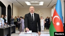 Ilham Aliyev azeri elnök leadja a voksát Bakuban 2024. szeptember 1-jén