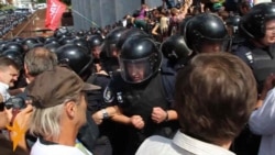 Ukraine Police Scuffle With Lawmakers, Protesters