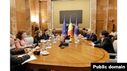 Premierul Ilie Bolojan s-a întâlnit la Palatul Victoria cu misiunea FMI în România.