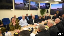 Իսրայելցի պաշտոնյաները ապրիլի 14-ի քննարկման ժամանակ՝ վարչապետի գլխավորությամբ, Թել Ավիվ