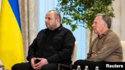 უკრაინის ეროვნული უსაფრთხოების საბჭოს მდივანი რუსტემ უმეროვი(მარცხნივ) და აშშ-ის პრეზიდენტის სპეციალური წარმომადგენელი სტივენ უიტკოფი აბუ-დაბიში რუსეთის დელეგაციასთან გამართული პირველი შეხვედრის დროს. 2026 წლის 23 იანვარი