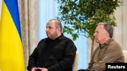 Cекретар Ради національної безпеки і оборони Рустем Умєров (у центрі) під час одного з попередніх раундів переговорів, фото ілюстративне