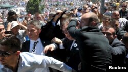 Truprojat e e mbrojnë Vuçiqin nga sulmi në Srebrenicë