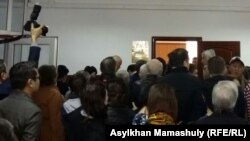 Люди, пришедшие на процесс по рассмотрению апелляции газеты "Жас Алаш". Алматы, 4 марта 2016 года.