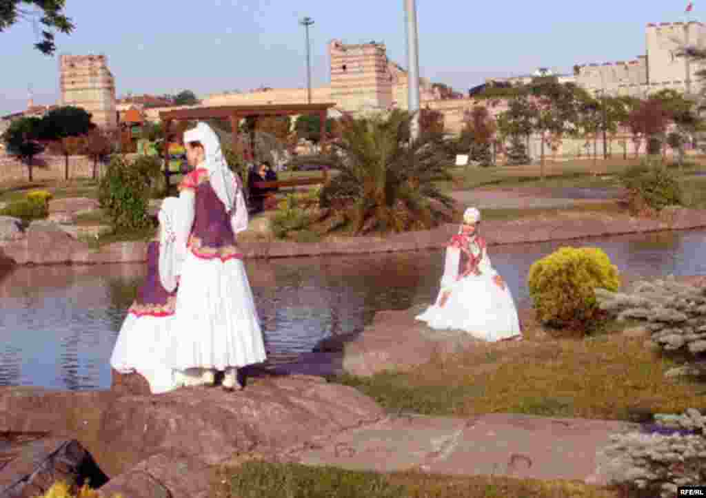 İstanbul Sabantuyı - 2009 - İstanbulda Topkapı mädäniät parkında uzgan tatar sabantuyı. Selman Yeşil fotoları © tawish.org