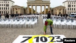 2023 წლის 7 ოქტომბერს ჰამასის მიერ ისრაელზე თავდასხმების წლისთავის აღნიშვნა ბერლინში, ბრანდენბურგის კარიბჭესთან.