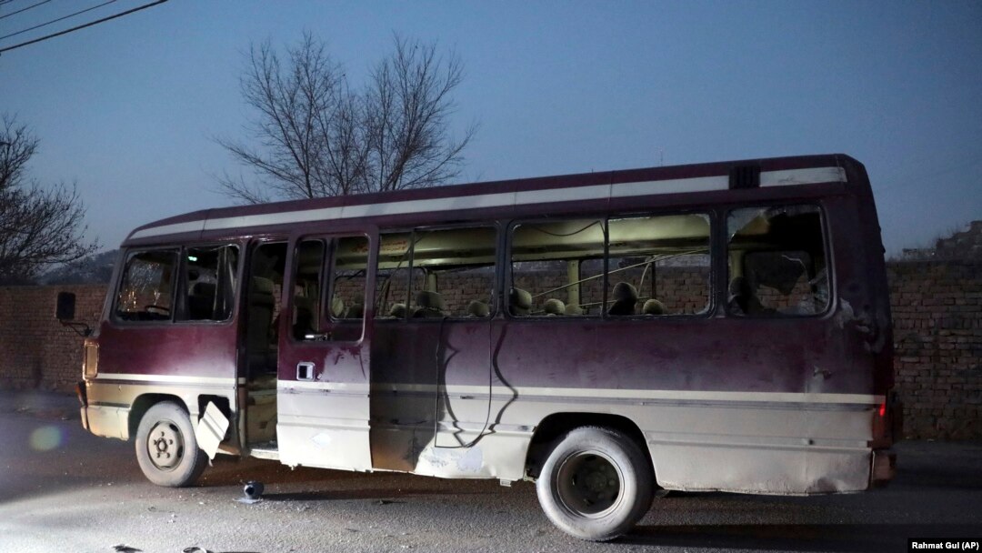 Oštećeni autobus u napadu (arhivska fotografija: december 2020)