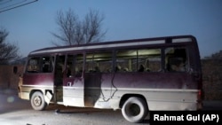Oštećeni autobus u napadu (arhivska fotografija: december 2020)