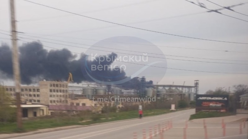 У Севастополі після нічного удару безпілотників горить нафтобаза