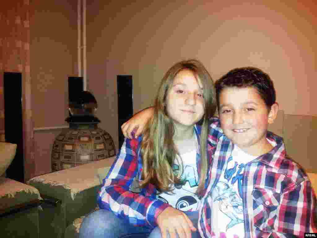 Vesa, 11, dhe Genti 8 vje&ccedil;. Vesa d&euml;shiron t&euml; b&euml;het gazetare-moderatore, kurse Genti &euml;nd&euml;rron t&euml; b&euml;het futbollist.