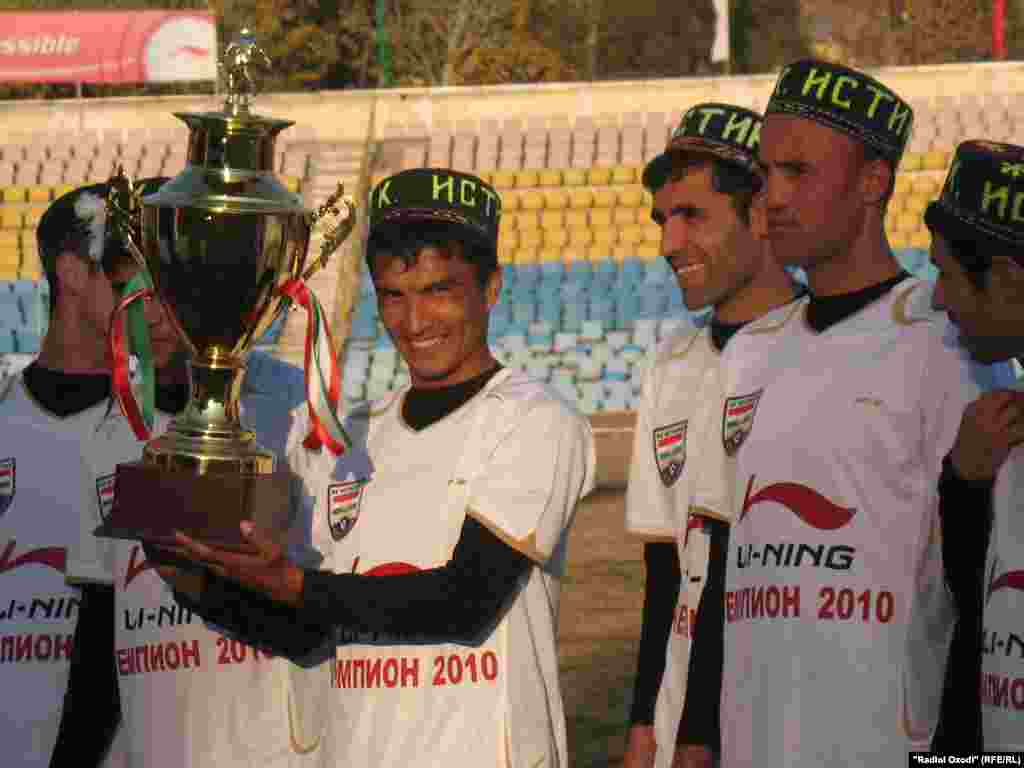 Tajikistan -- Tajik football team of "Istiqlol" celebrates it victory, 29Nov2010 