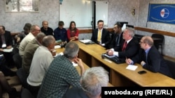 Падчасу сустрэчы Кента Харстэда з прадстаўнікамі апазыцыі ў Гомелі