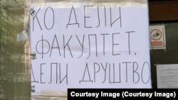 Jedna od poruka sa protesta studenata i zaposlenih na Filozofskom fakultetu u Nišu, na jugu Srbije, zbog odluke Vlade da se izdvajanjem njihova tri departmana formira Faklultet sprskih studija u tom gradu, 9. april 2026.