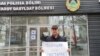 Журналист Лұқпан Ахмедьяров Оралдағы полиция бөлімінің алдында пикет өткізіп тұр. 3 ақпан 2021 жыл.
