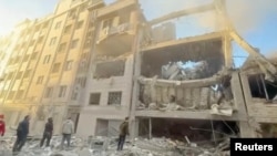 ساختمانی در غرب تهران که در نتیجۀ حملات اخیر تخریب شده است.