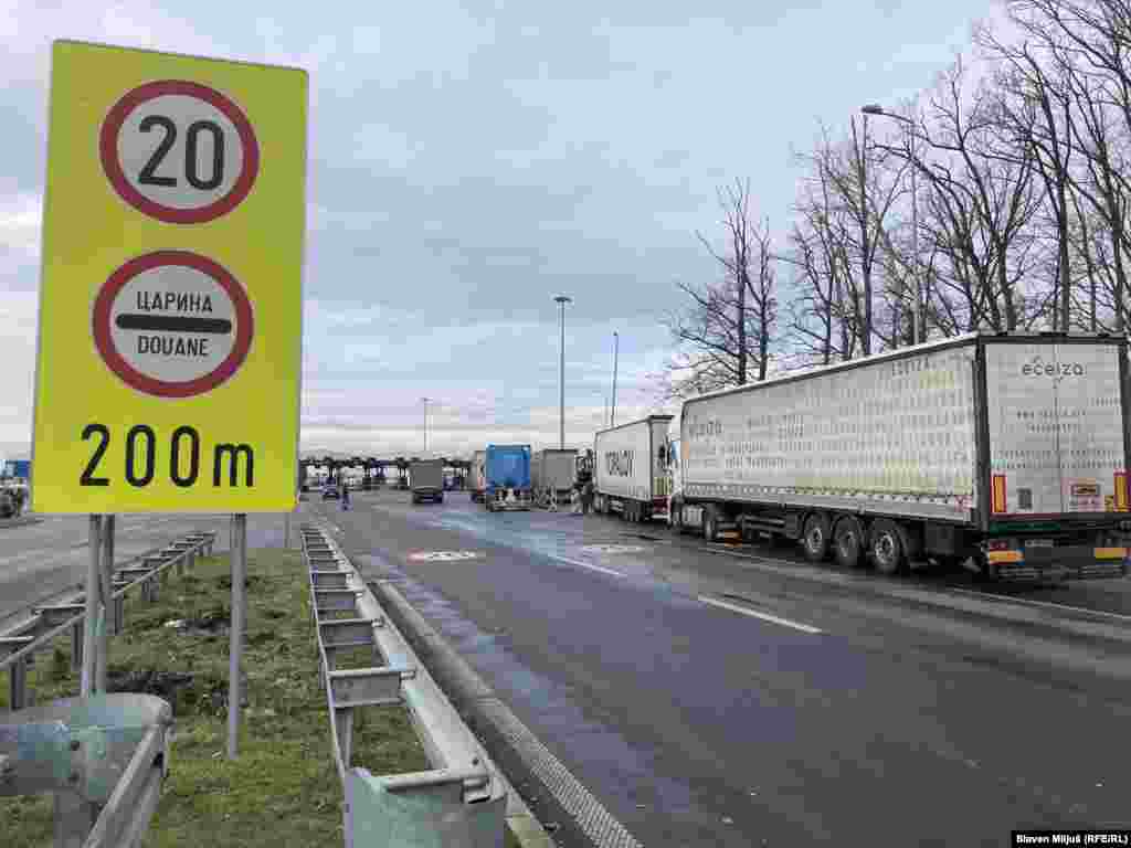 Професионални транспортери на преминот Батровци, на границата меѓу Србија и Хрватска за време на протестот против правилата за престој во Шенген зоната.