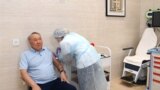 Садыр Жапаров элге кайрылып, вакцинацияга байланыштуу жалган маалыматтарга ишенбөө керектигин айтты. Кыргызстандыктарды эмдөөдөн өтүүгө чакырды.