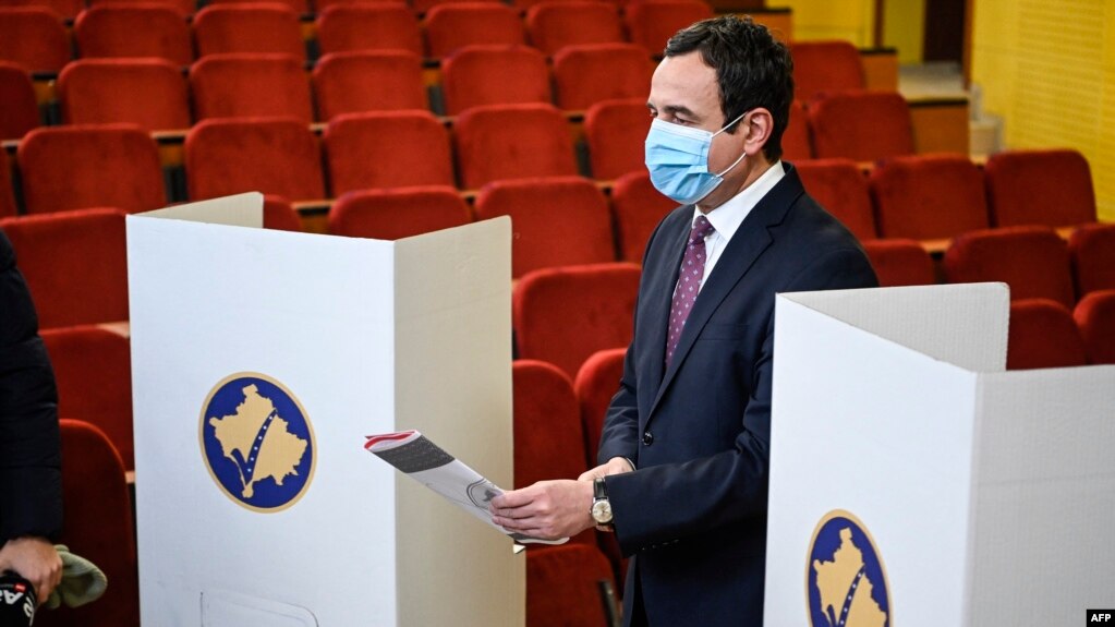Lideri i Lëvizjes Vetëvendosje, Albin Kurti duke votuar në zgjedhjet parlamentare të 14 shkurtit. 