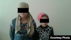 WhatsApp orqali jo‘natilgan ushbu suratda o‘g‘irlikda gumonlanib, ushlangan shaxslar aks etgani aytilgan.