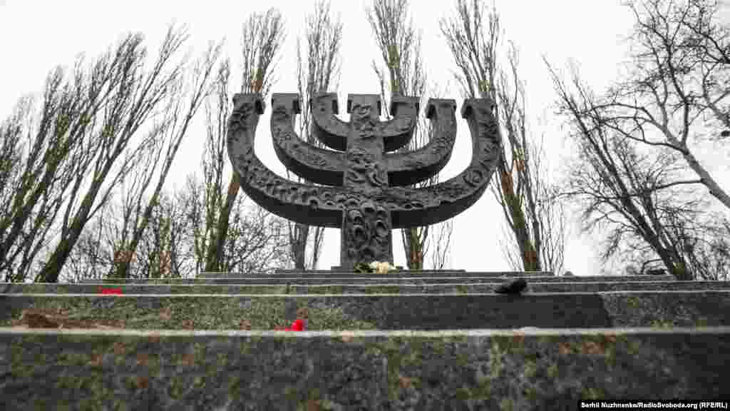 Lumânări aprinse în timpul ceremoniei de comemorare a Zilei internaționale de comemorare a Holocaustului de lângă monumentul Menora din Babin Iar, Kiev, Ucraina, 27 ianuarie, 2021.&nbsp;