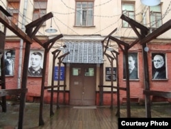 Вход в старое здание музея на Петровке.