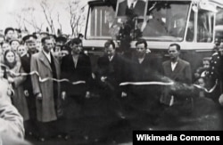 Відкриття тролейбусної траси Сімферополь–Алушта. Фото з колекції музею Алуштинського тролейбусного парку. Листопад, 1959 рік.