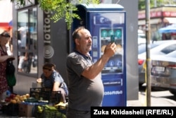 ხალხი თვალს ადევნებს თევდორე მღვდლის ქუჩაზე ჩამონგრეული სახლის შემოღობვას. 2025 წლის 15 ივლისი