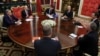 Președintele rus Vladimir Putin discută cu trimișii speciali ai SUA, Steve Witkoff și Jared Kushner, la Kremlin, pe 5 septembrie.