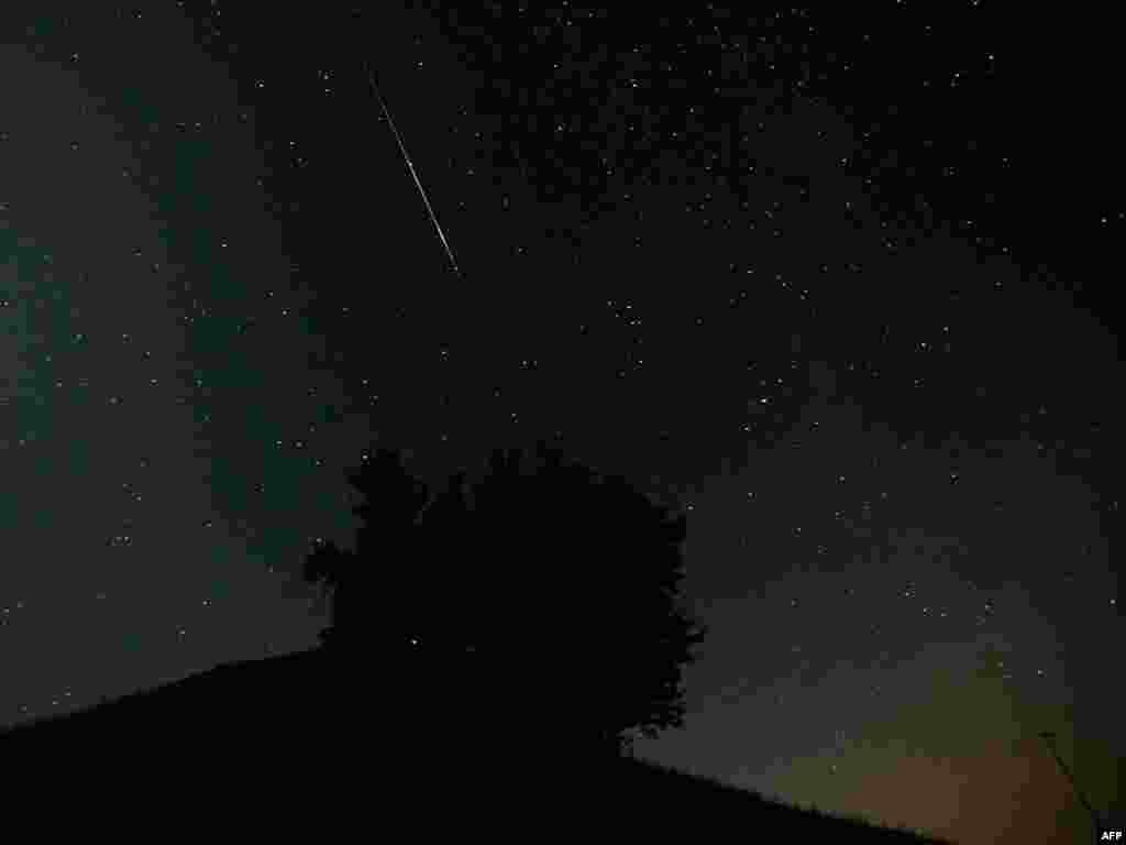 НАСА из-за нехватки средств не может отслеживать в космосе все астероиды, представляющие угрозу для Земли. На фото: метеоритный дождь над Швейцарией