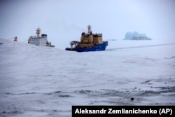 Ledolomac probija put za teretni brod kod Aleksandrinog ostrva, blizu Nagurskoje, najsjevernije vojne ispostave Rusije. (fotografija)