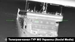 Фото моменту атаки на залізничний пором «Слов’янин» у Керченській протоці, яку опублікували у телеграм-каналі ГУР Міноборони України