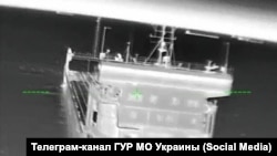 Фото моменту атаки на залізничний пором «Славянин» у Керченській протоці, яке опублікували в телеграм-каналі ГУР МО України