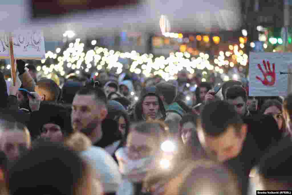 Na okupljanju u Kragujevcu, u centralnoj Srbiji, krvava šaka, simbol protesta na kojima se traži odgovornost za stradanje 15 ljudi u obrušavanju betonske nadstrešnice na Železničkoj stanici u Novom Sadu.