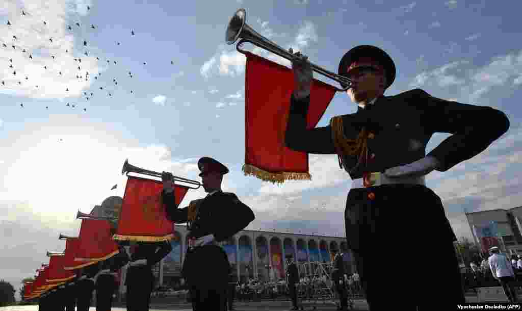 Горнисты Кыргызской армии принимают участие в военном параде в честь Дня независимости своей страны в центре Бишкека, 31 августа