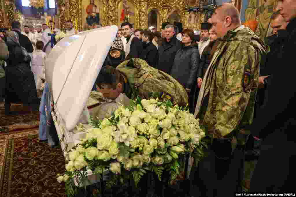 Перед цим із Філаретом декілька днів прощалися в Києві. До храму приходили віряни, духовенство та містяни