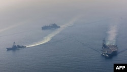 Navele americane USS Abraham Lincoln, USS Frank E. Petersen Jr. și USNS Carl Brashear în Marea Arabiei, pe 6 februarie.