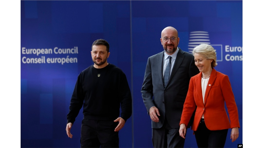 Liderii europeni și-au reiterat sprijinul pentru Ucraina, dar n-au vrut să discute despre noile idei din planul de victorie. Volodimir Zelenski, președintele Consiliului European, Charles Michel, și președinta Comisiei Europene, Ursula von der Leyen, Bruxelles, 17 octombrie.