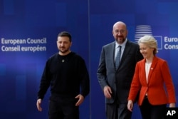 Liderii europeni și-au reiterat sprijinul pentru Ucraina, dar n-au vrut să discute despre noile idei din planul de victorie. Volodimir Zelenski, președintele Consiliului European, Charles Michel, și președinta Comisiei Europene, Ursula von der Leyen, Bruxelles, 17 octombrie.