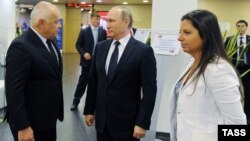 Ռուսաստան - Նախագահ Վլադիմիր Պուտինը զրուցում է «Ռուսաստանն այսօր» մեդիաընկերության ղեկավար Դմիտրի Կիսելյովի և գլխավոր խմբագիր Մարգարիտա Սիմոնյանի հետ, Մոսկվա, 7-ը հունիսի, 2016թ.