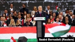 Prim-ministrul Viktor Orbán susține un discurs în Piața Kossuth pe 23 octombrie 2025