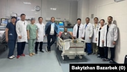 Экс-депутат Бақытжан Базарбек (сол жақтан санағанда төртінші) қаққан Нұржігіт Қошанов ауруханадан шықты. Жамбыл облысы. 16 қыркүйек 2026 жыл.