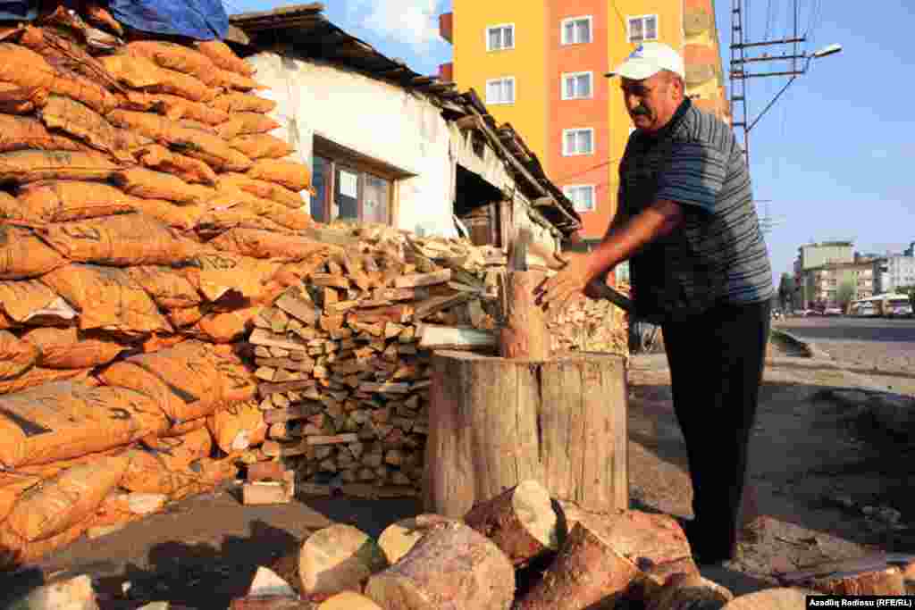 Müzəffər bəyin odun anbarında çalışan azərbaycanlı, Şərur rayonundan gəlib Qarsda işləyən Həsən əmi optimistdir. Həsən əmi bircə kəlmə ilə fikrini izah edir: "Buralara nə qədər çox adam gəlsə burda o qədər çox adam olacaq. Bizim də işimiz çoxalacaq."