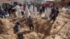 Газадагы Саламаттык сактоо башкармалыгынын өкүлдөрү Насер ооруканасынын короосунда адам сөөктөрү жапырт көмүлгөн жайды казып жатышат. 21-апрель, 2024-жыл. Хан-Юнис шаары.