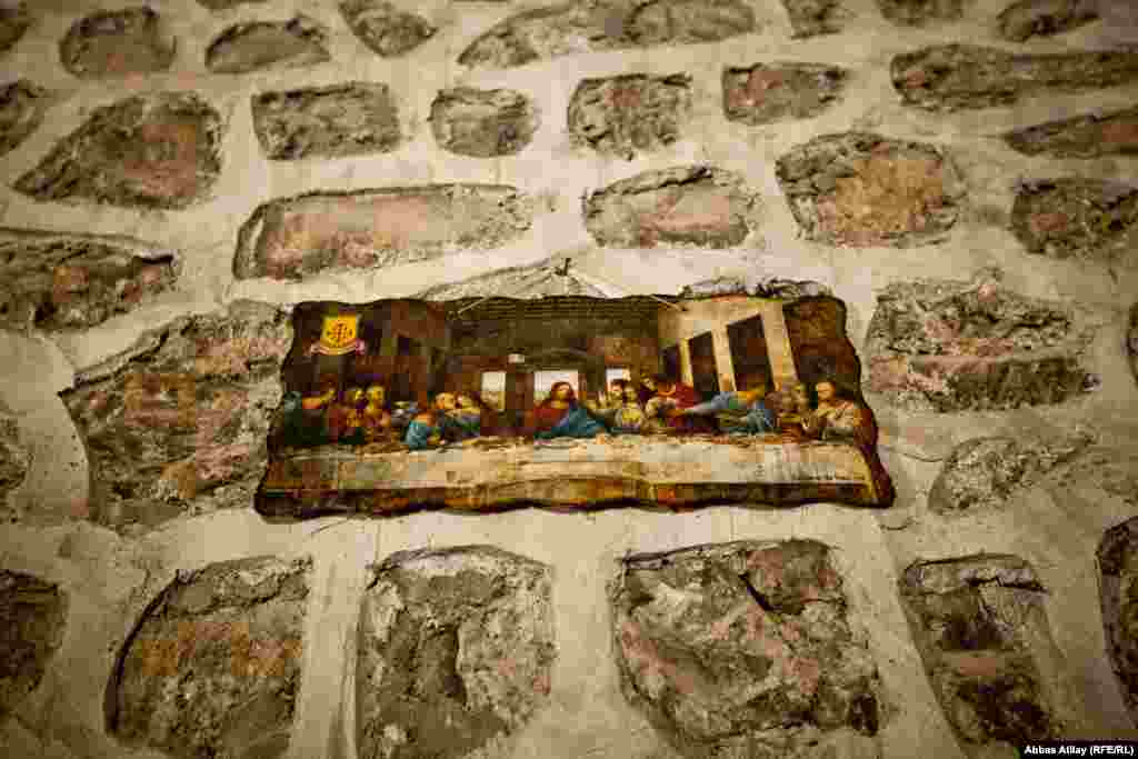 Qəbələnin Nic kəndində yerləşən orta əsrlər dövrünə aid Alban kilsəsi. Kilsənin divarına vurulmuş L. da Vinci-nin "Sonuncu şam yeməyi" əsəri.